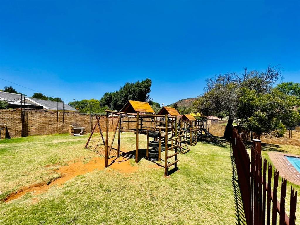 2 Bed Townhouse in Meredale photo number 18