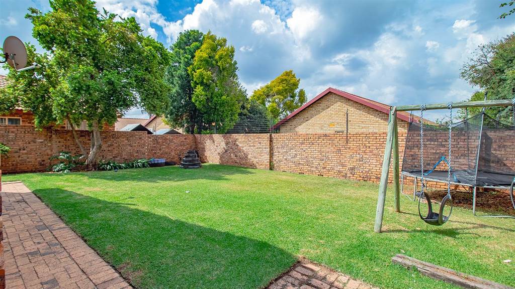 3 Bed Townhouse in Highveld photo number 21