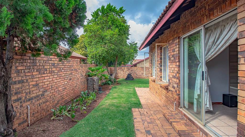 3 Bed Townhouse in Highveld photo number 2