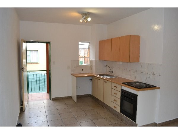 2 Bed Apartment in Germiston South photo number 4