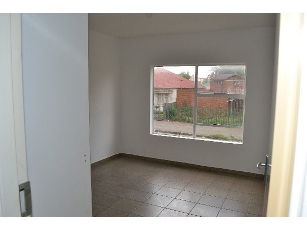 2 Bed Apartment in Germiston South photo number 5