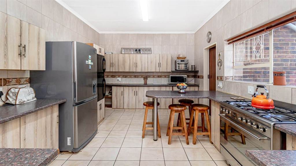 4 Bed House in Kloofendal photo number 6