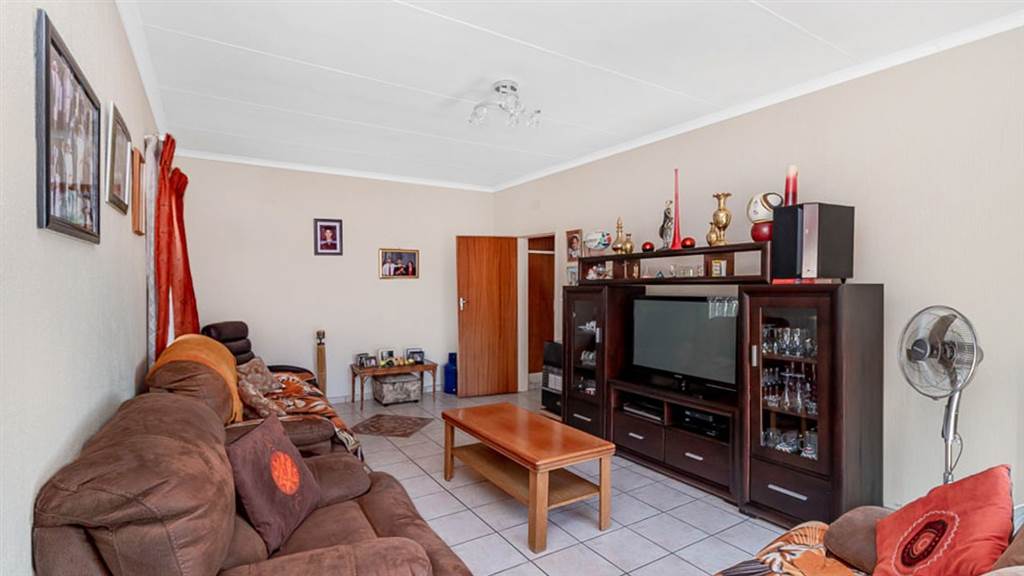 4 Bed House in Kloofendal photo number 12