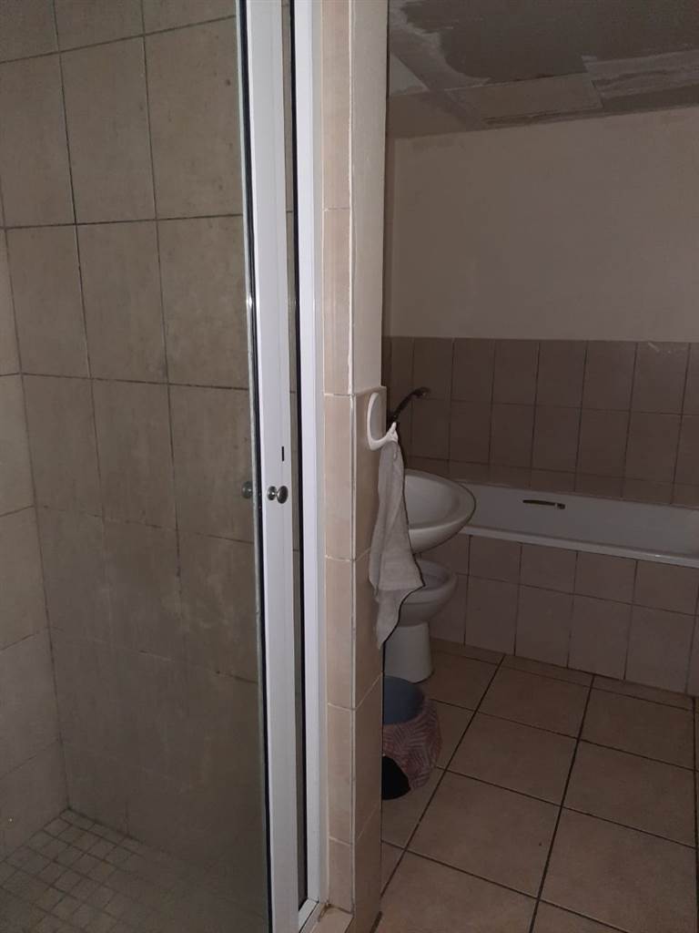 2 Bed Apartment in Braamfontein photo number 8