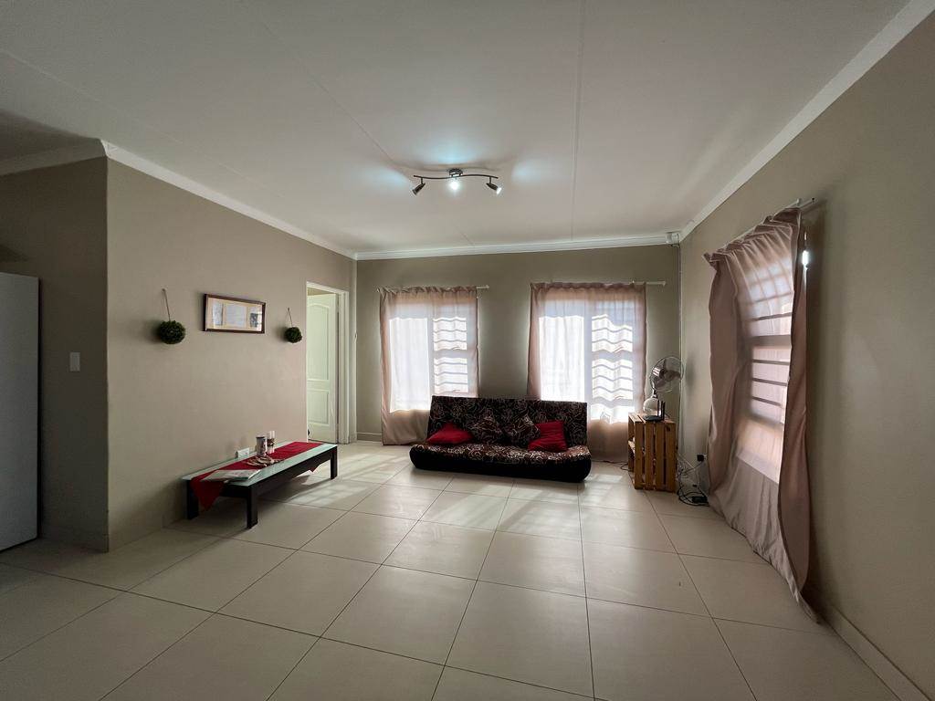 2 Bed Townhouse in Beaconsfield photo number 4