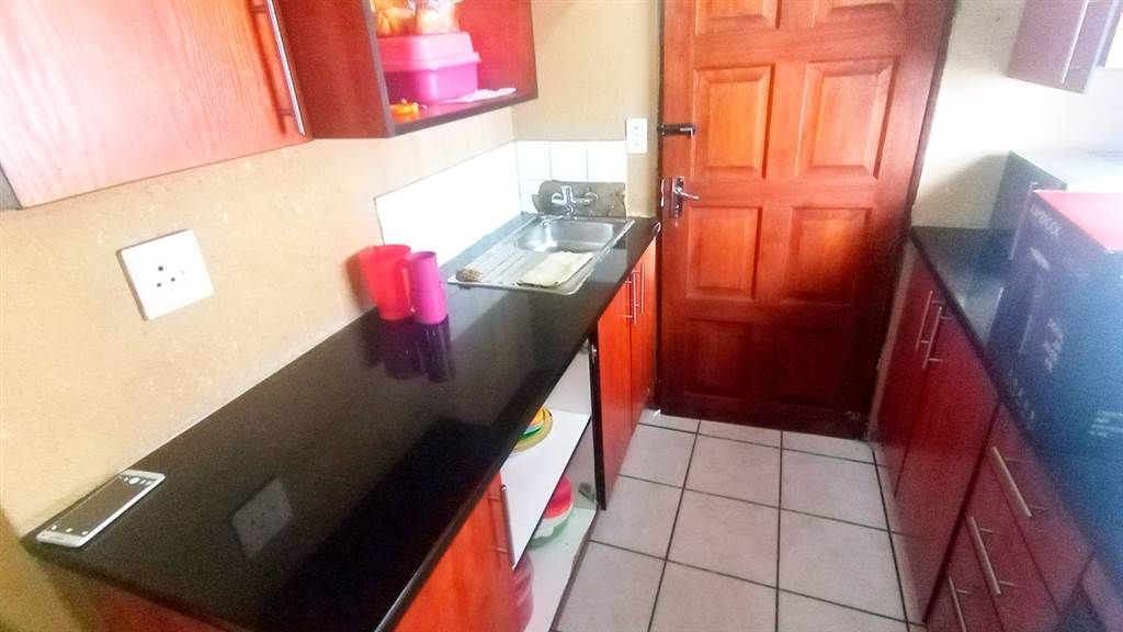 4 Bed House in Klipfontein View photo number 6
