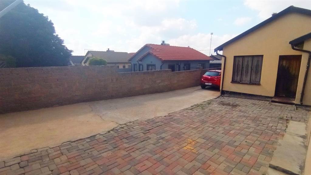 4 Bed House in Klipfontein View photo number 3