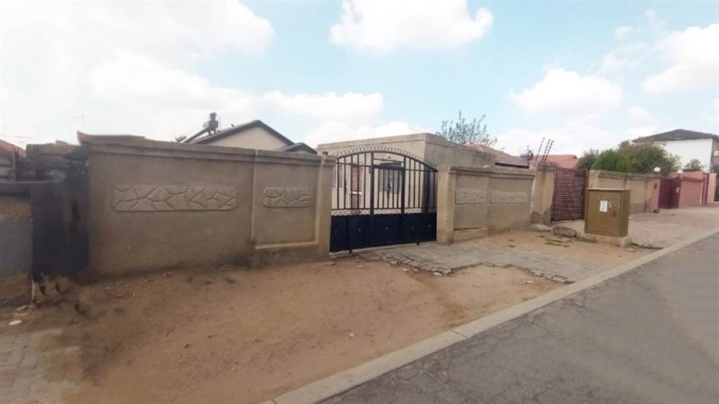 4 Bed House in Klipfontein View photo number 2