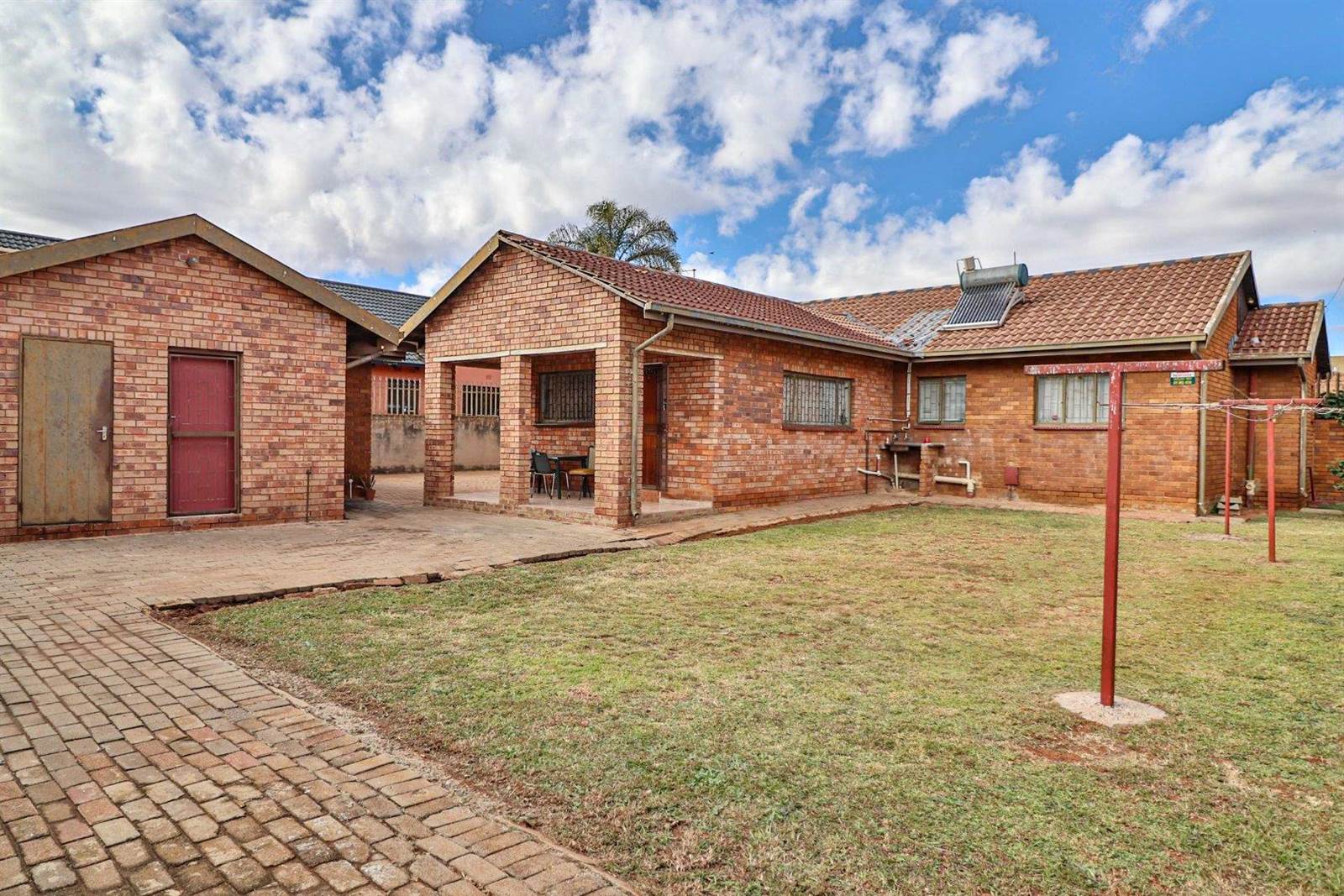 4 Bed House in Lenasia South photo number 1
