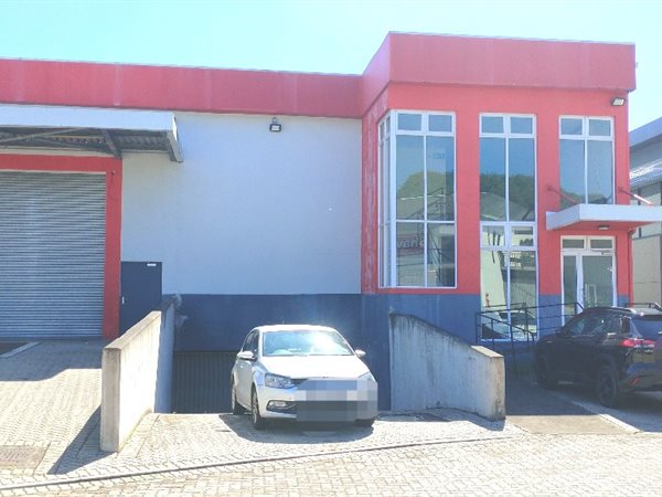 704  m² Commercial space