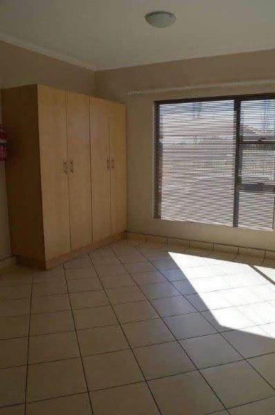 1 Bed Apartment in Bloemfontein photo number 2