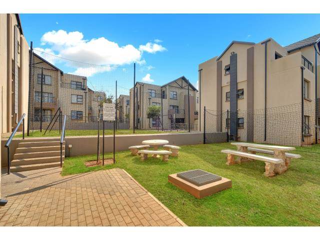 2 Bed Apartment in Ruimsig photo number 17