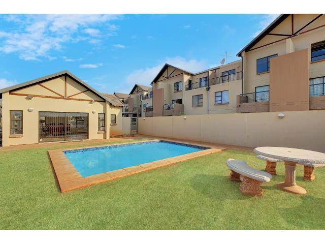 2 Bed Apartment in Ruimsig photo number 18