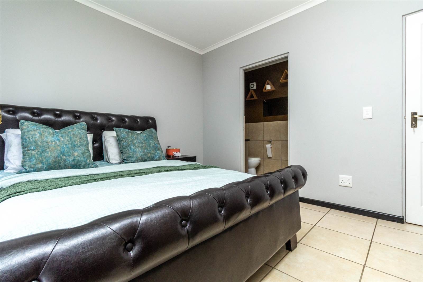 2 Bed Apartment in Ruimsig photo number 11