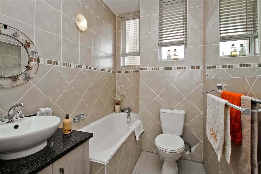 2 Bed Apartment in Bedfordview photo number 16