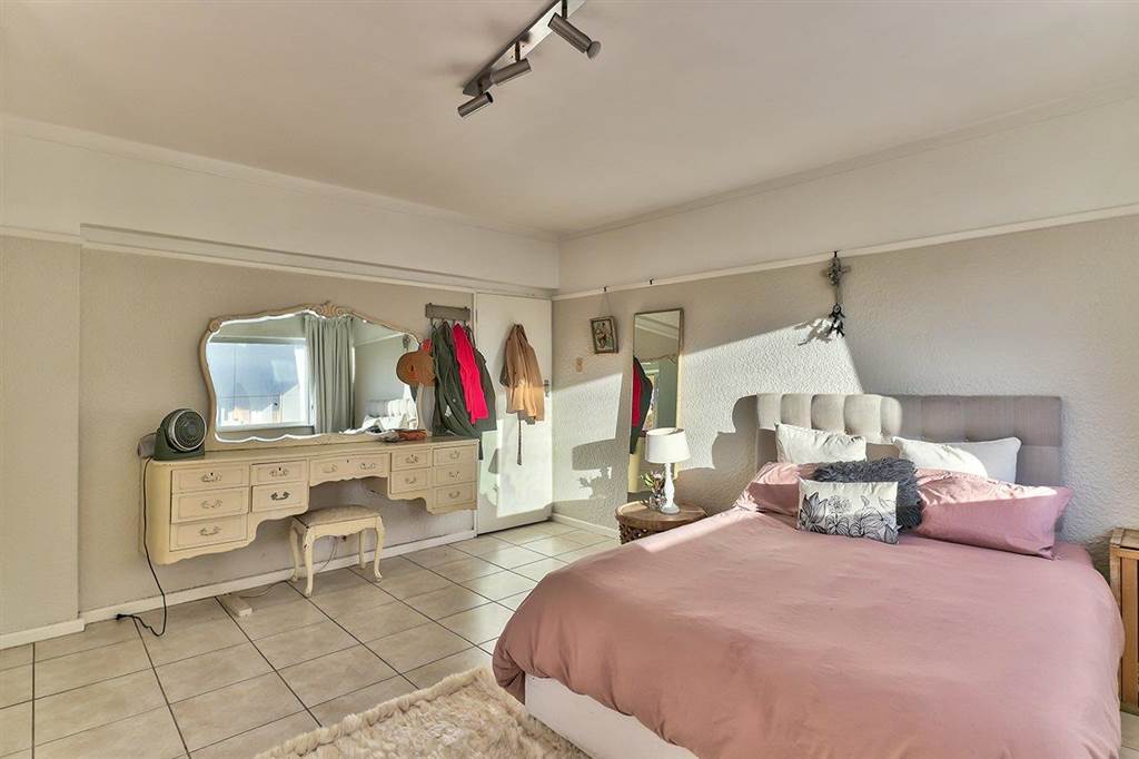 3 Bed Apartment in Sea Point photo number 24