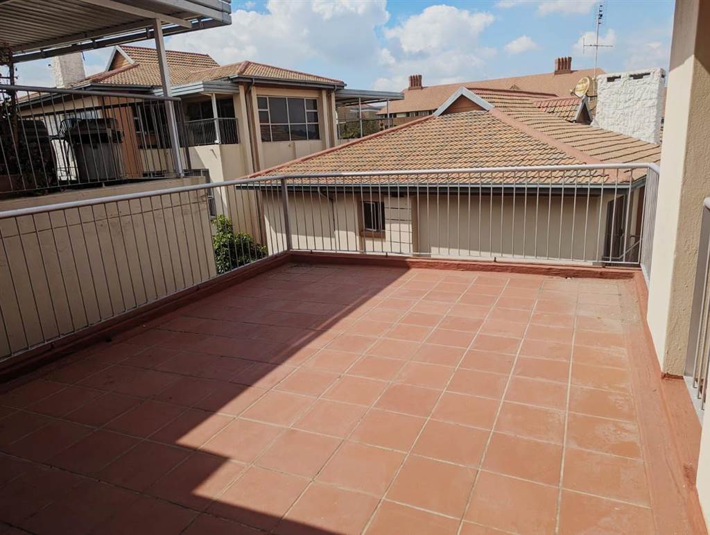 3 Bed Townhouse in Sunninghill photo number 8