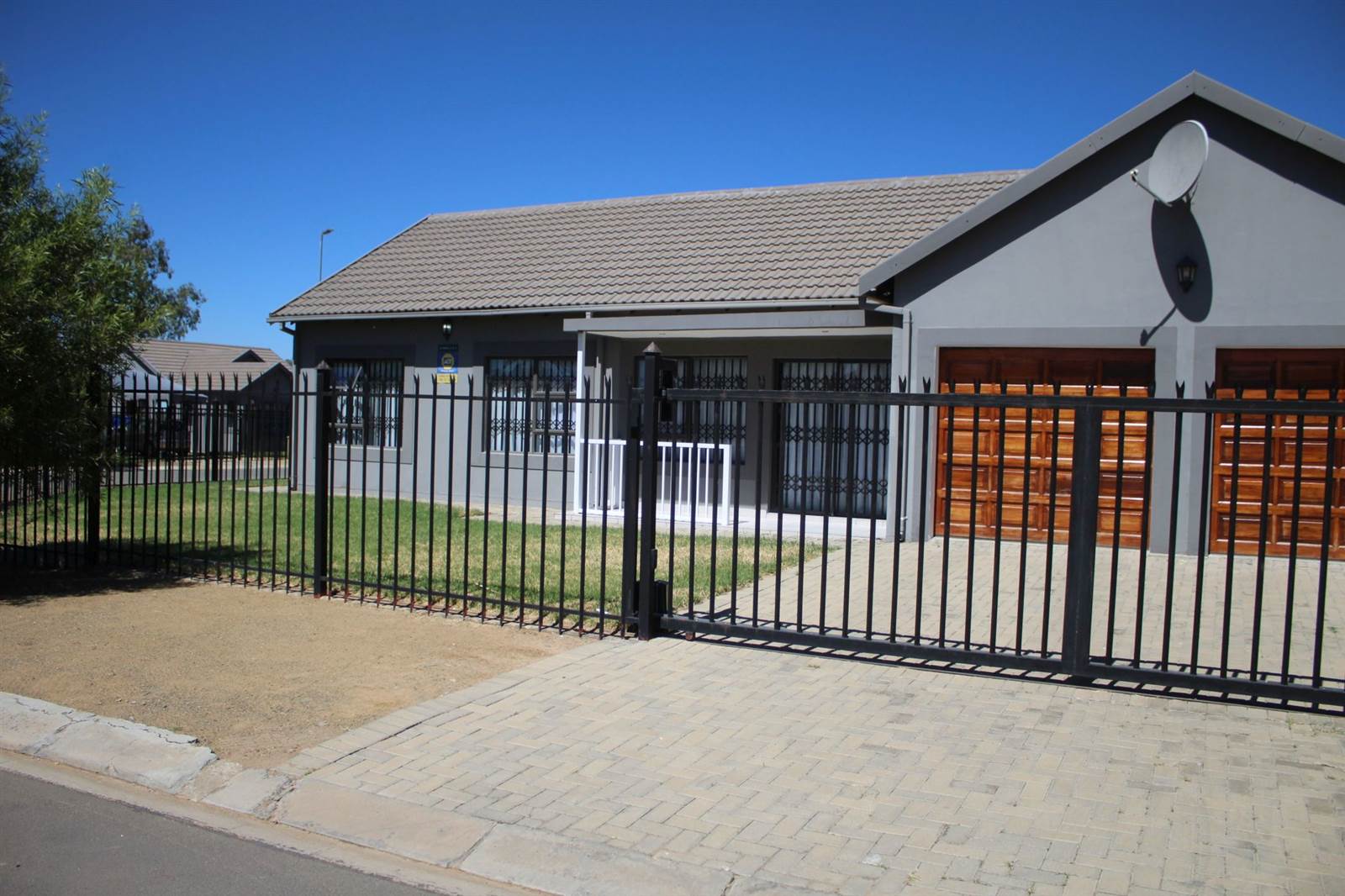 3 Bed House in Bloemspruit photo number 1