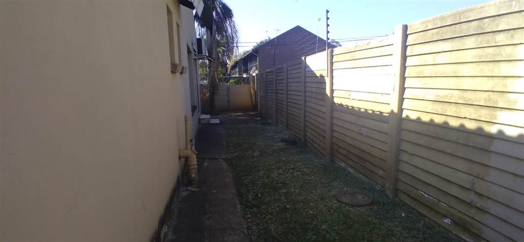 2 Bed Townhouse in Louis Trichardt photo number 3
