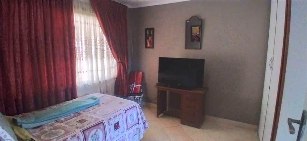 2 Bed Townhouse in Louis Trichardt photo number 14