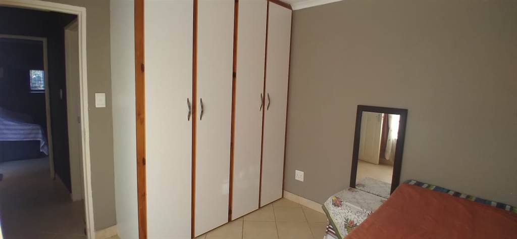 2 Bed Townhouse in Louis Trichardt photo number 12