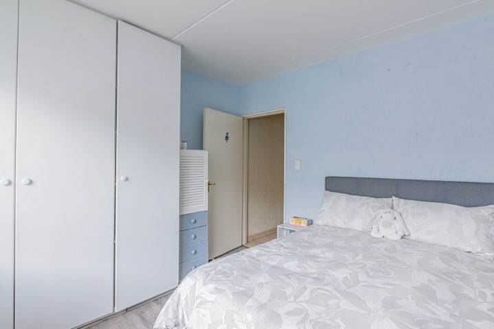 2 Bed Apartment in Paulshof photo number 21