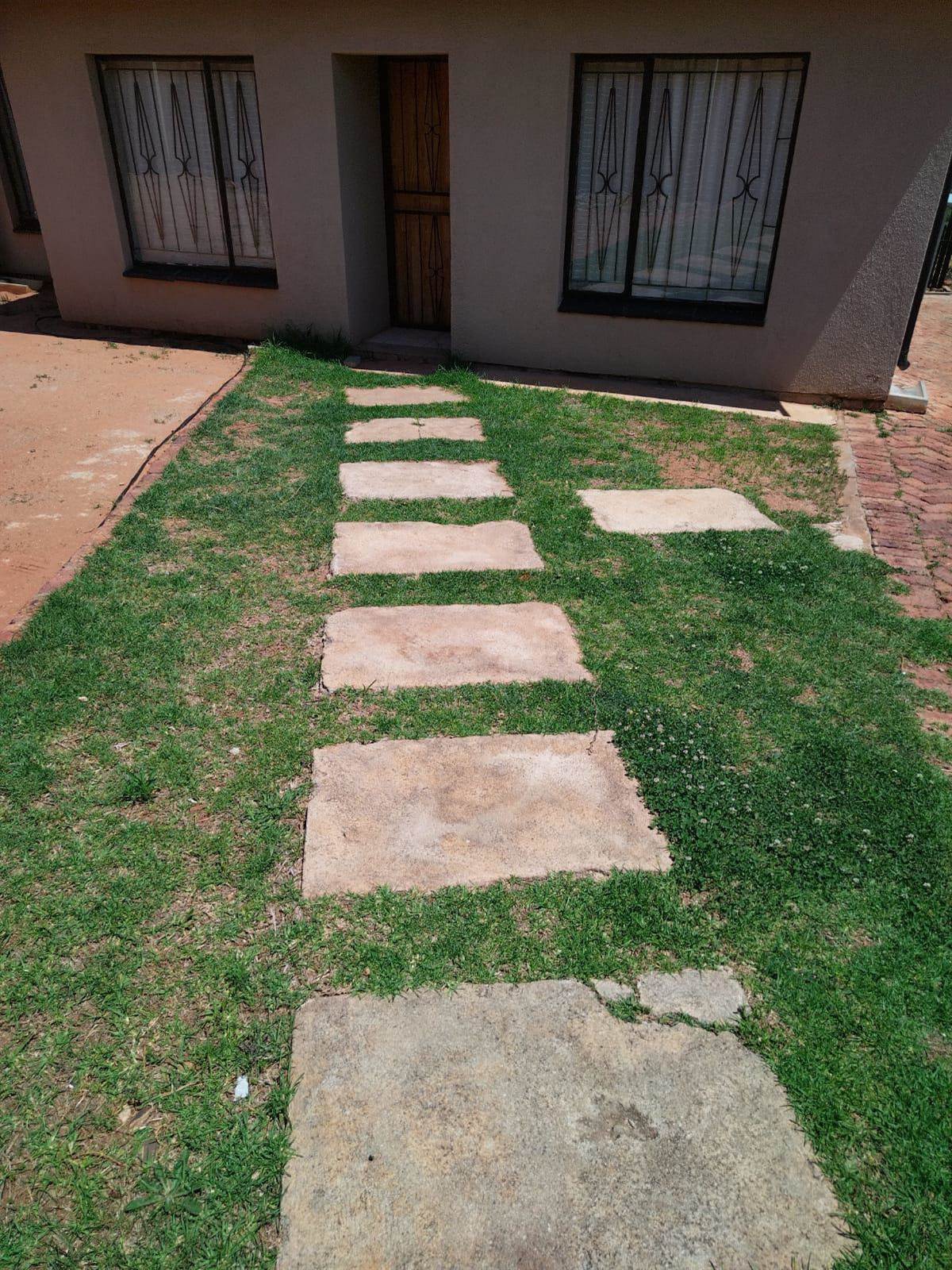 6 Bed House in Pretoria West photo number 2