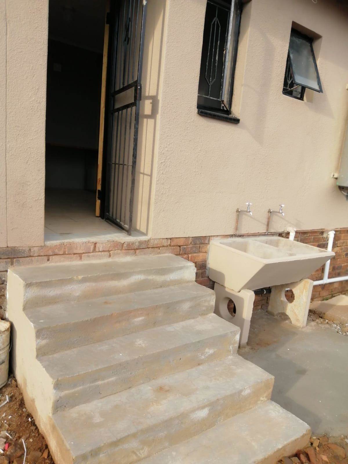 6 Bed House in Pretoria West photo number 3