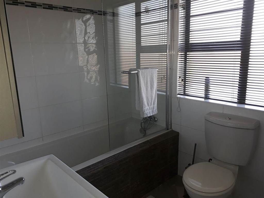 2 Bed Flat in Secunda photo number 11