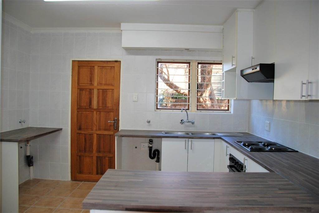 3 Bed Townhouse in Ruimsig photo number 12