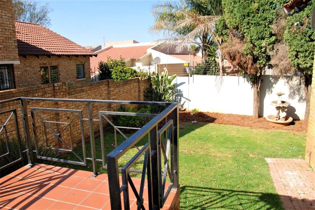 3 Bed Townhouse in Ruimsig photo number 3