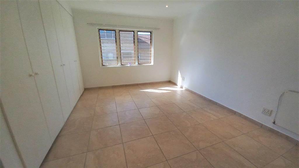 3 Bed Townhouse in Ruimsig photo number 7