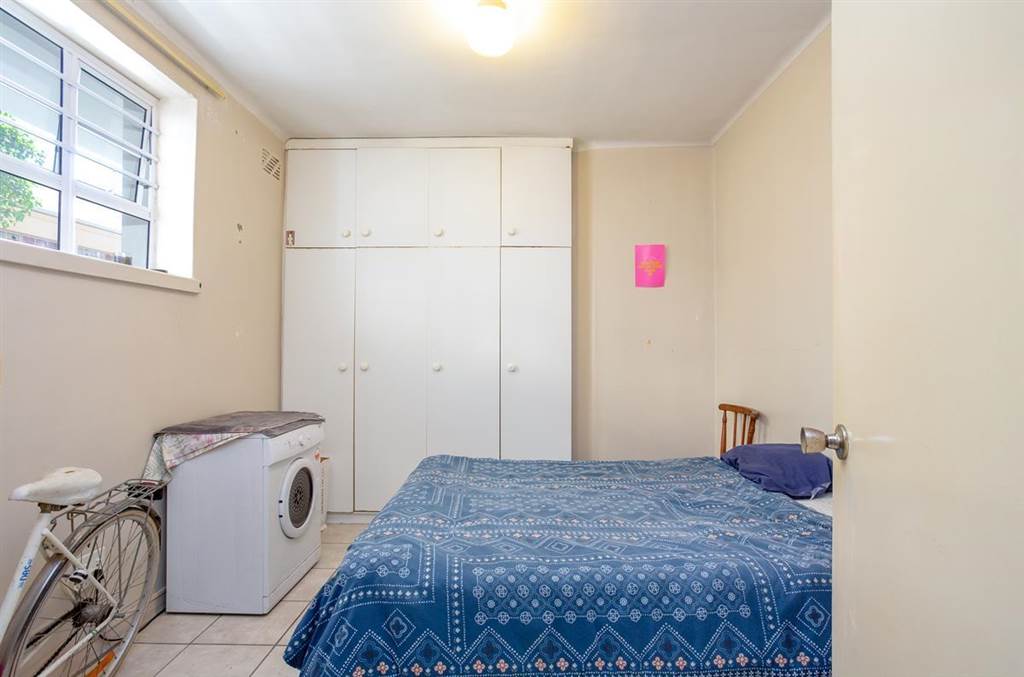2 Bed Apartment in Zonnebloem photo number 9
