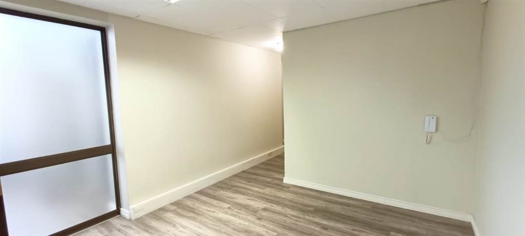 105  m² Commercial space in Silver Lakes photo number 5