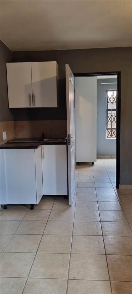 1 Bed Flat in Mamelodi East photo number 6