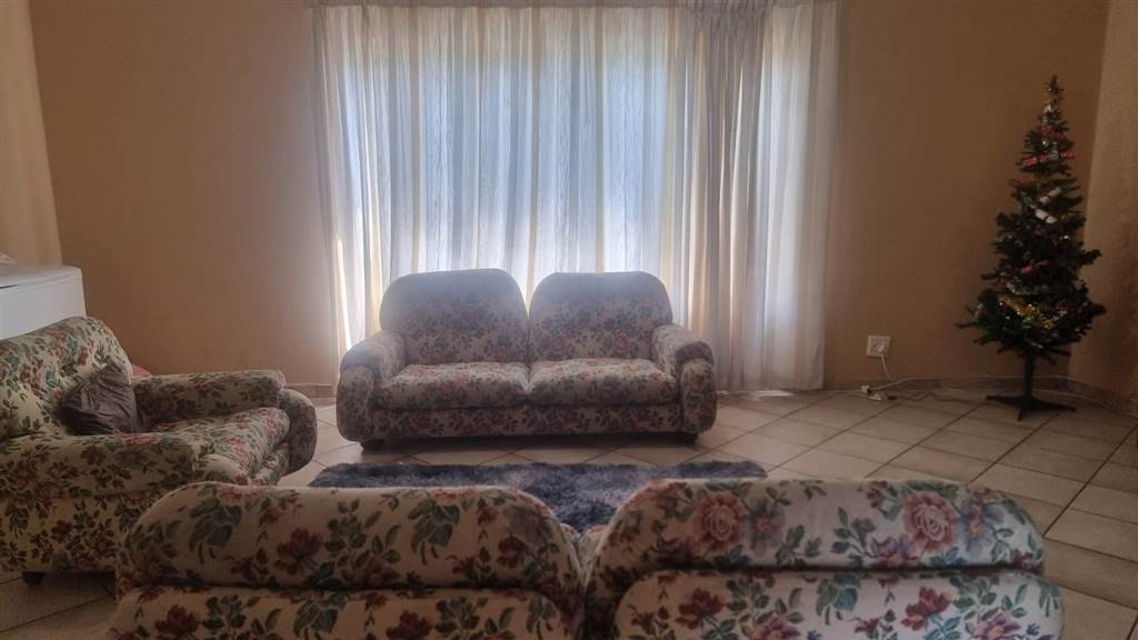 3 Bed Apartment in Randfontein Central photo number 5