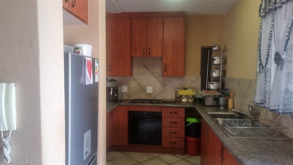3 Bed Apartment in Randfontein Central photo number 2