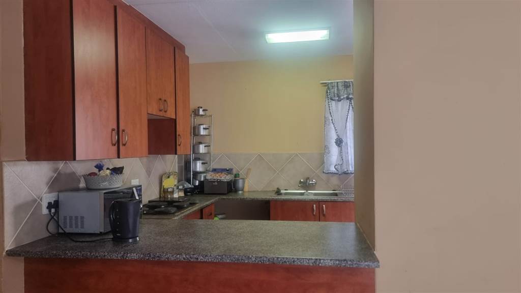 3 Bed Apartment in Randfontein Central photo number 3