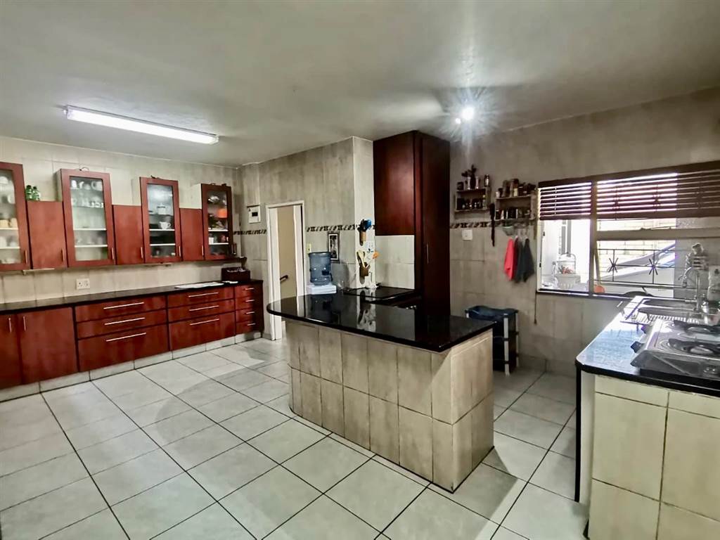 5 Bed House in Krugersdorp West photo number 3