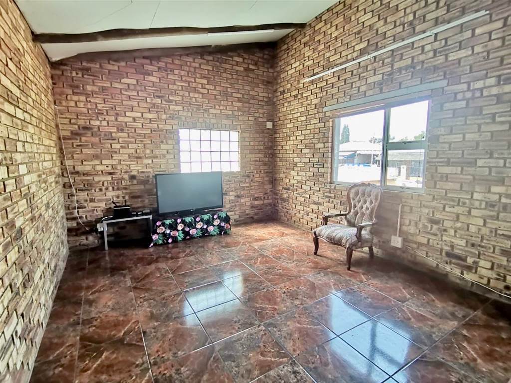 5 Bed House in Krugersdorp West photo number 25