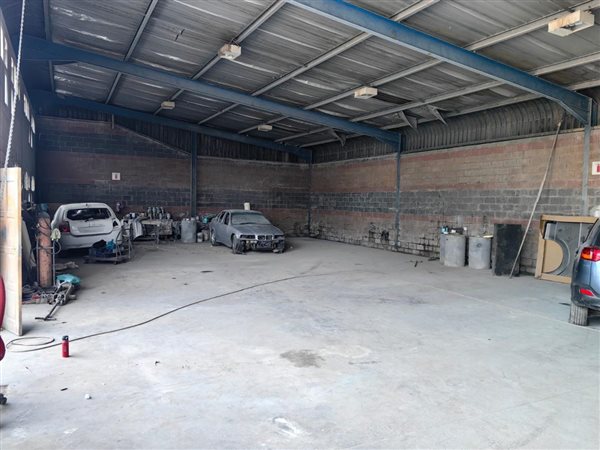 420  m² Commercial space in Mobeni
