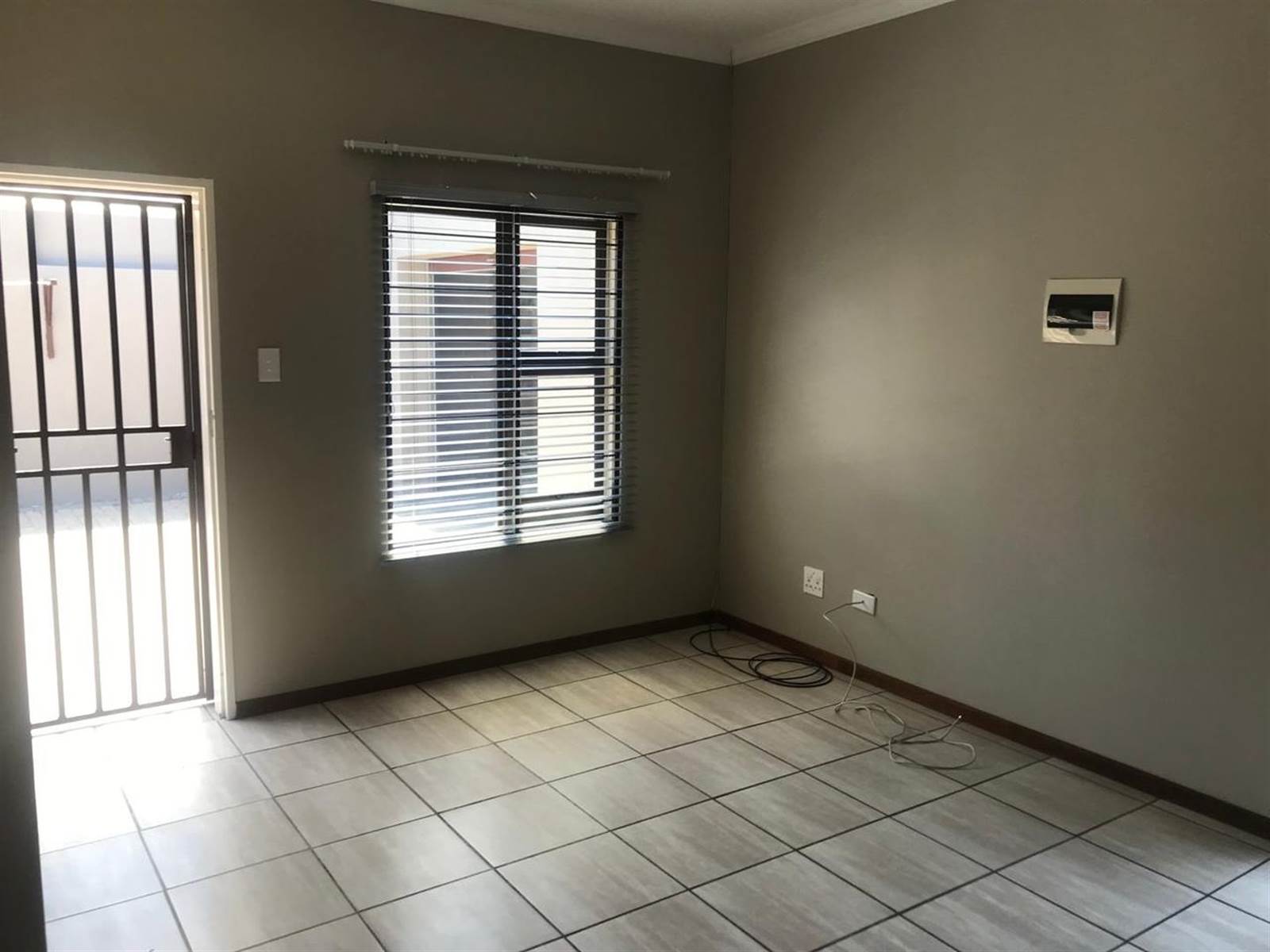 2 Bed Townhouse in Trichardt photo number 5