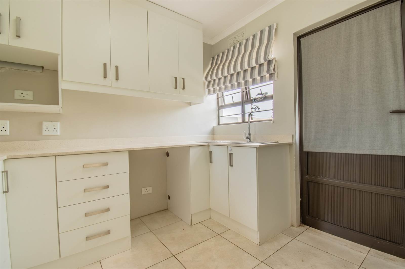 2 Bed Townhouse in Umhlanga Rocks photo number 9