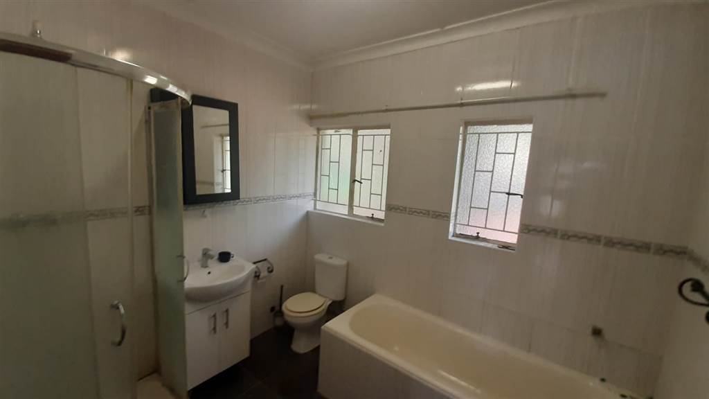 5 Bed House in Germiston Central photo number 11