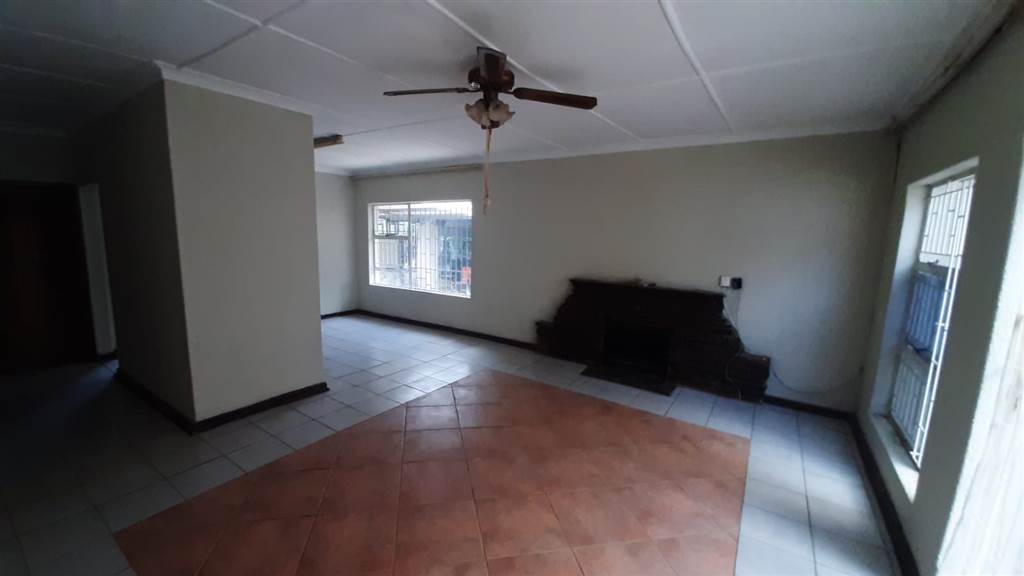 5 Bed House in Germiston Central photo number 7