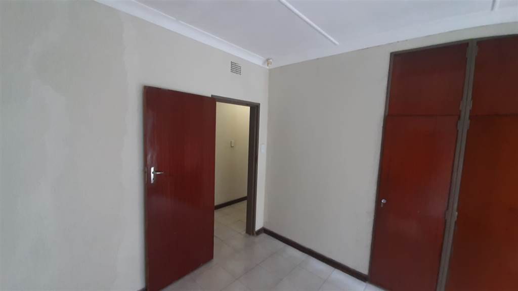 5 Bed House in Germiston Central photo number 12