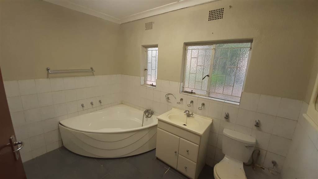 5 Bed House in Germiston Central photo number 15
