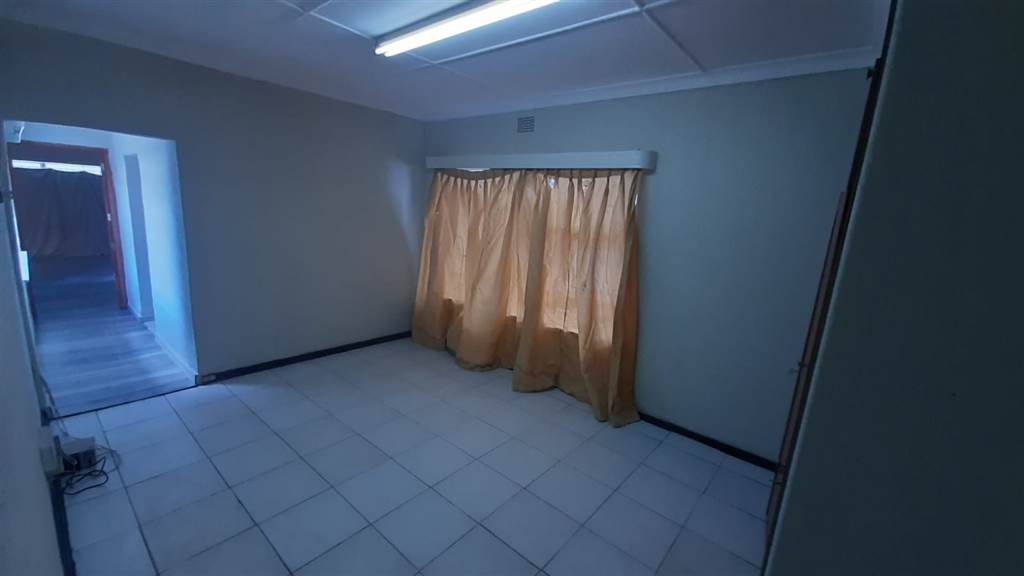 5 Bed House in Germiston Central photo number 14