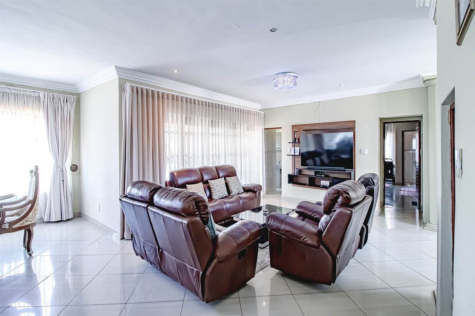 5 Bed House in Magaliesberg Country Estate photo number 4