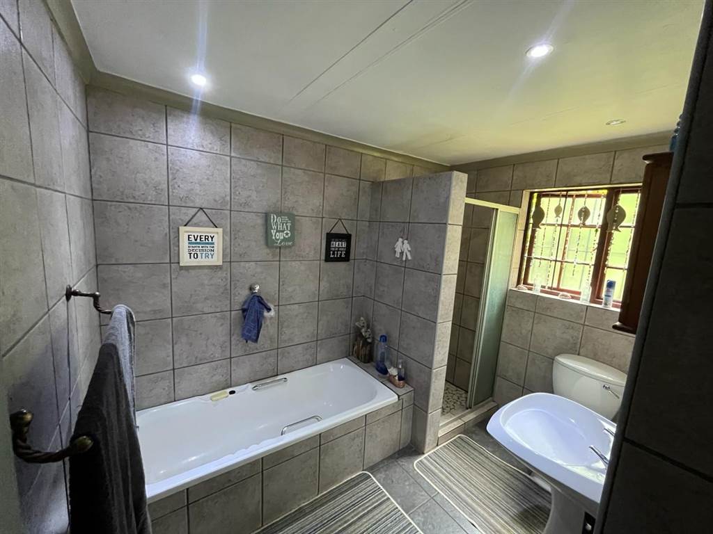 3 Bed House in Garsfontein photo number 15